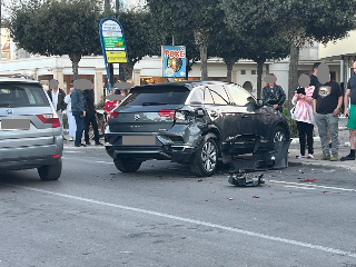 Auto impazzita sul lungomare di Alba Adriatica travolge auto, tavoli e biciclette